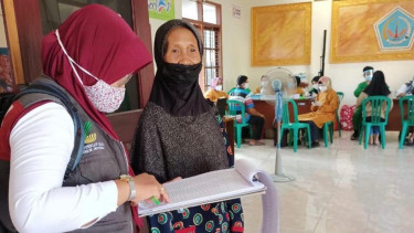Pendamping Program Keluarga Harapan (PKH) bantu lansia jalani vaksinasi Covid-19.