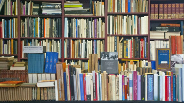 Sebuah Rak yang Dipenuhi dengan Berbagai Jenis Buku