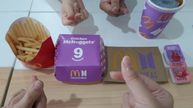 Setelah lebih dari dua jam menunggu, Cherryline akhirnya menerima BTS Meal pesanannya. (Supplied: Cherryline Novelia Bastian)