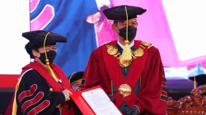 Megawati Soekarnoputri menerima gelar Profesor Kehormatan dari Unhan.