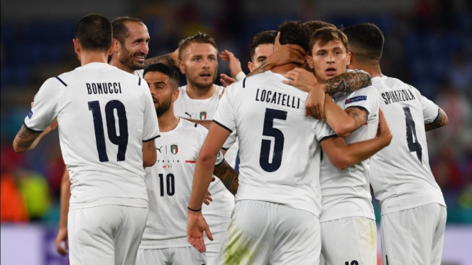 Para pemain Timnas Italia merayakan gol. 