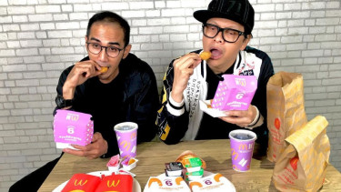 Armand Maulana mereview menu BTS Meal