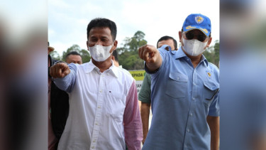 Muhammad Rudi dan Bambang Soesatyo meninjau lokasi rencana pembangunan sirkuit