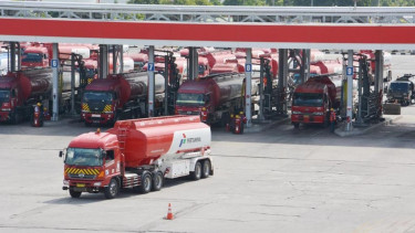 Truk tangki Pertamina pengangkut BBM.