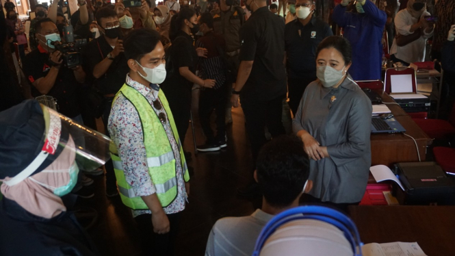 Wali Kota Solo Gibran Rakabuming Raka dan Ketua DPR RI Puan pantau vaksinasi COVID-19 di Balai Kota Solo.