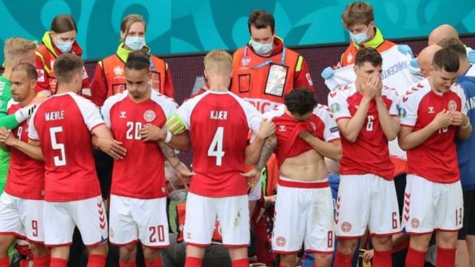Pemain Denmark menutupi Eriksen yang ditangani tim medis