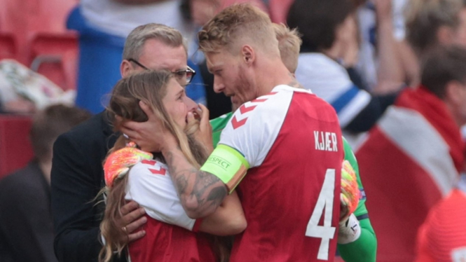 Momen Simon Kjaer tenangkan istri dari Christian Eriksen