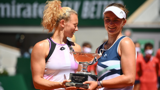 Barbora Krejcikova (kanan) dan Katerina Siniakova juara ganda putri French Open