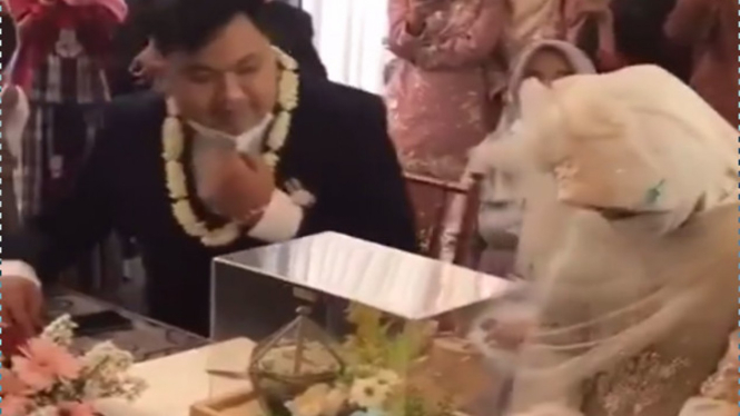 Beredar video pengantin, suami kaget istrinya berjenggot (TikTok/indradewi2242)