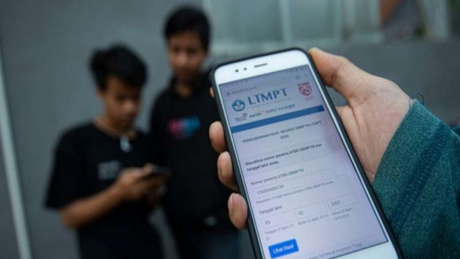 Siswa melihat hasil Seleksi Bersama Masuk Perguruan Tinggi Negeri (SBMPTN)