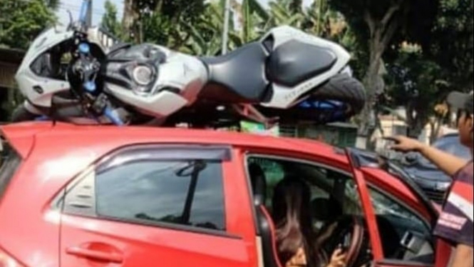 Kecelakaan motor CBR250RR dan Honda Brio.