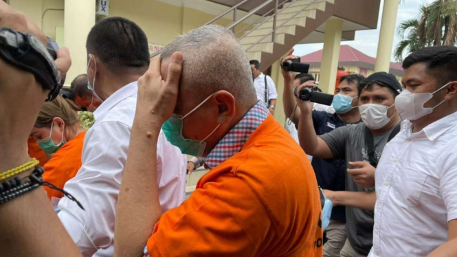 Sekda Nias Utara saat dibawa masuk ke Gedung Satres Narkoba Polrestabes Medan.