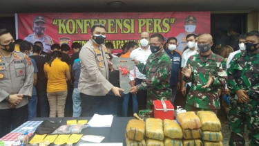 Kapolrestabes Medan Kombes Riko Sunarko menghadiahi sepeda motor ke anggota TNI 