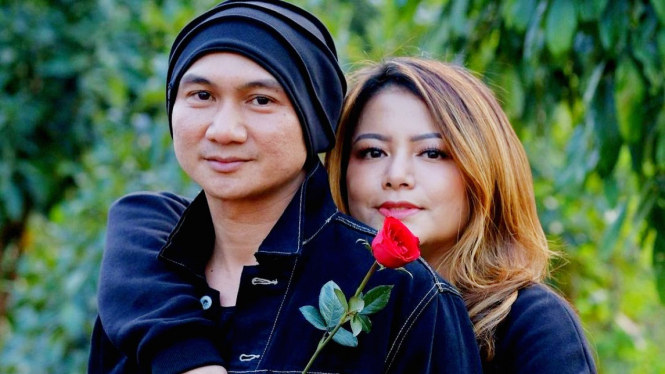 Anji bersama sang istri, Wina Natalia