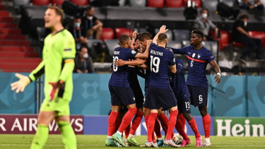 Pemain Timnas Prancis selebrasi usai bobol gawang Jerman