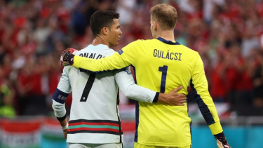 Pemain Timnas Portugal, Cristiano Ronaldo bersama Peter Gulacsi, kiper Hungaria