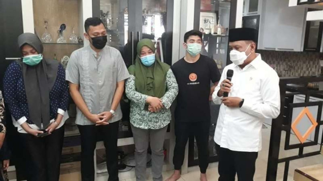 Menpora Zainudin Amali saat mengunjungi kediaman almarhum Markis Kido