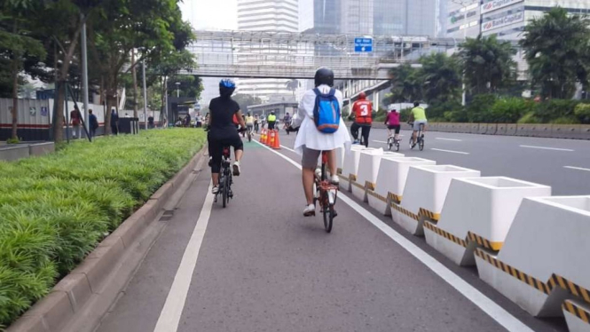 Pesepeda di Jalur Sepeda permanen di Jalan Sudirman.