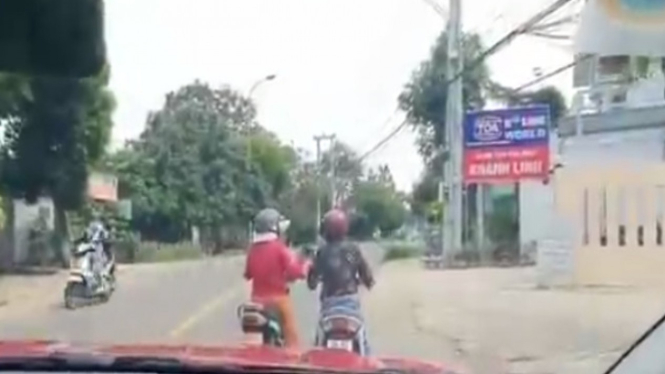 Viral emak-emak naik motor ngobrol di tengah jalan (instagram/makassar_iinfo)
