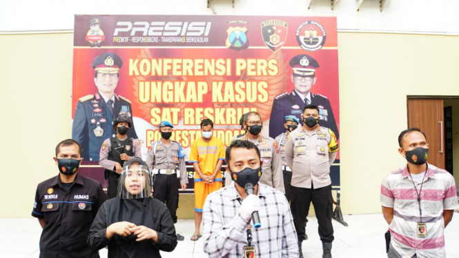 Tersangka Guru Ngaji yang Cabuli Muridnya di Mapolresta Sidoarjo, Jatim.