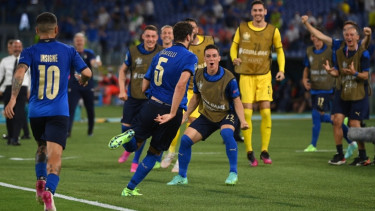 Pemain Timnas Italia selebrasi usai bobol gawang Swiss