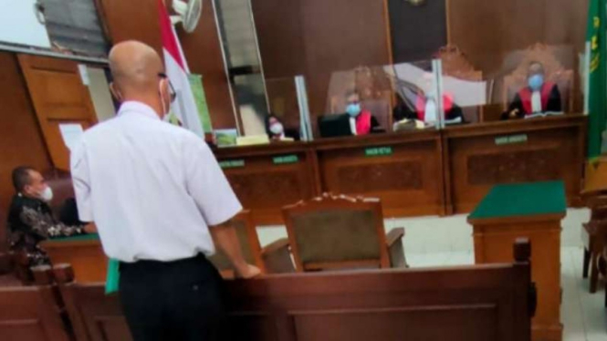 PN Jaksel menunda sidang kasus pengeroyokan debt collect di Tebet.