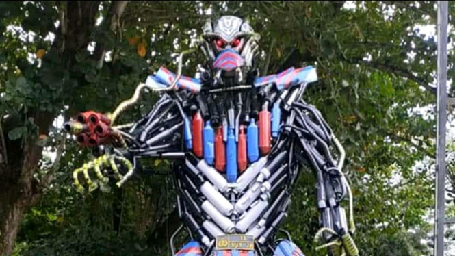 Knalpot sitaan diubah jadi patung Transformers.