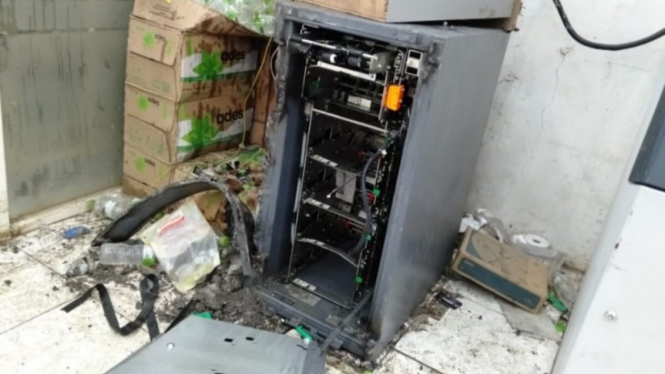 Kondisi ATM di salah satu minimarket di Kota Bekasi yang dibobol maling. Foto ilustrasi.