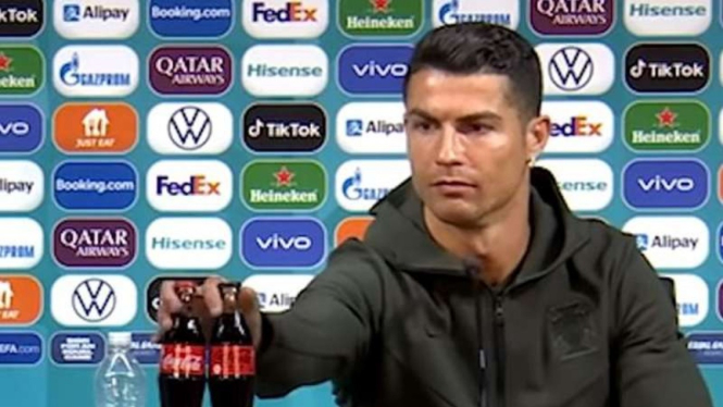 Cristiano Ronaldo geser botol coca-cola