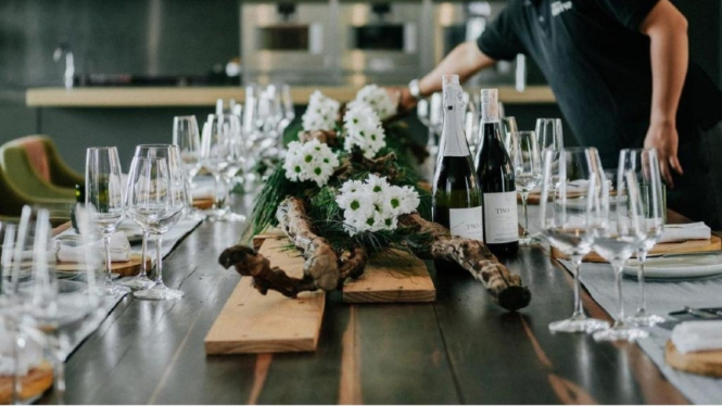 Ilustrasi wine/fine dinning.