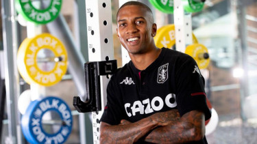 Bek sayap Aston Villa, Ashley Young.