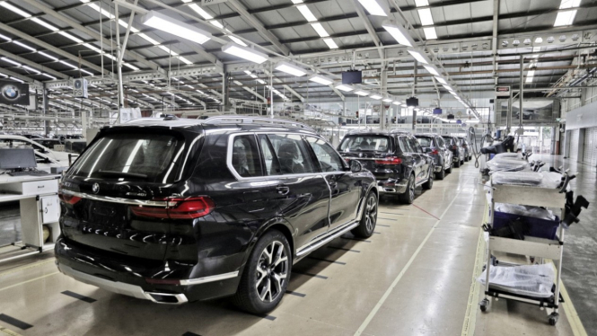 Pabrik Gaya Motor di Jakarta yang memproduksi mobil BMW.