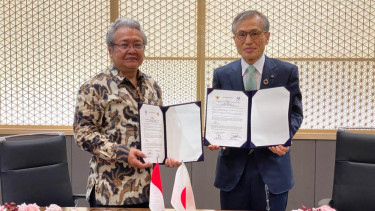 Dubes RI untuk Jepang Heri Akhmadi & Presiden Universitas Osaka, Shojiro Nishi.