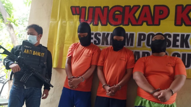 Ketiga tersangka pemerkosaan dan perampokan terapis di Surabaya.