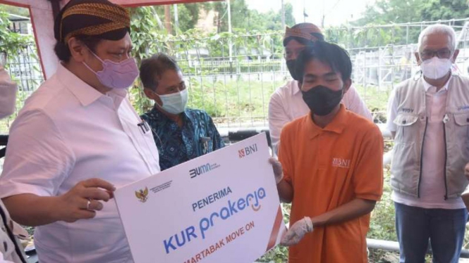 Menko Airlangga bebincang dengan alumni Program Kartu Prakerja di Yogyakarta.