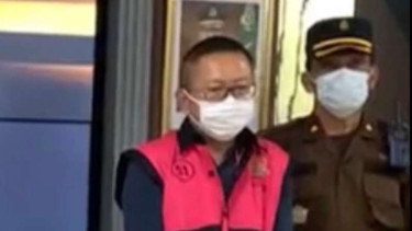 Buronan kasus pembalakan liar Adelin Lis (Kiri).