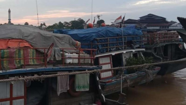 Kapal di tahan di Sungai Batanghari, Jambi.