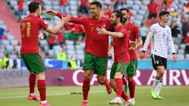 Timnas Portugal merayakan gol Cristiano Ronaldo (tengah)
