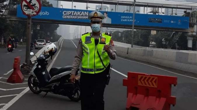 Petugas menjaga JLNT Casablanca, Minggu, 20 Juni 2021.