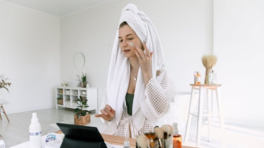 Ilustrasi produk make-up dan skincare.