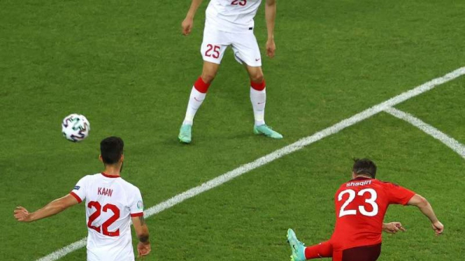 Winger Swiss, Xherdan Shaqiri jebol gawang Turki.