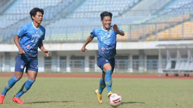 2 Pemain Persib, Henhen Herdiana latihan di Stadion GBLA