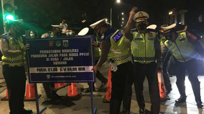 Pembatasan mobilitas di Jalan Kemang Raya, Jakarta Selatan