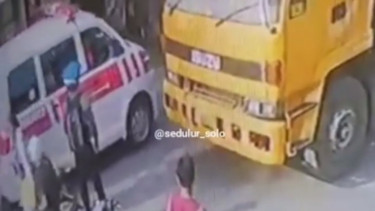 Viral pengantar mobil jenazah vs truk kontainer (Instagram/sedulur_solo)