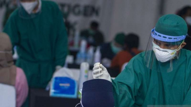 Petugas mengambil sampel lendir hidung untuk pemeriksaan tes cepat antigen. Petugas mengambil sampel lendir hidung untuk pemeriksaan tes cepat antigen.