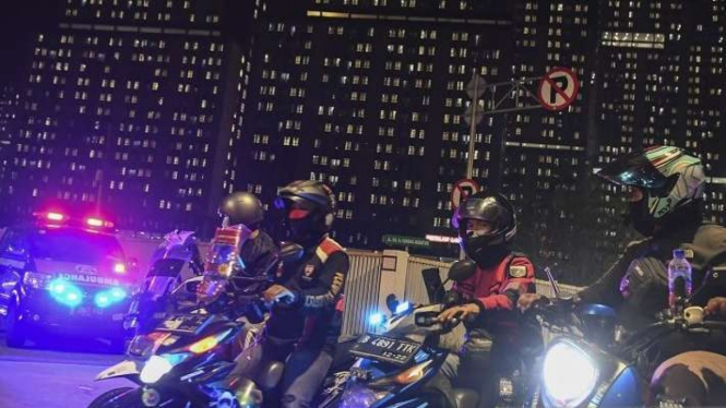 Komunitas motor pengawal ambulans bersiap meninggalkan RSD COVID-19 Wisma Atlet.