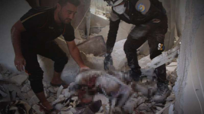 VIVA Militer: White Helmets evakuasi mayat di Idlib.