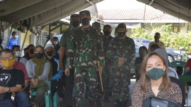 VIVA Militer: Danrem 061/SK Brigjen TNI Achmad Fauzi tinjau serbuan vaksinasi
