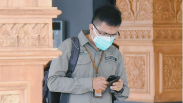 Ketika bertugas selalu menggunakan masker dobel