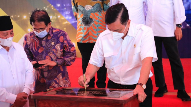 Menko Luhut resmikan smelter nikel HPAL di pulau Obi.